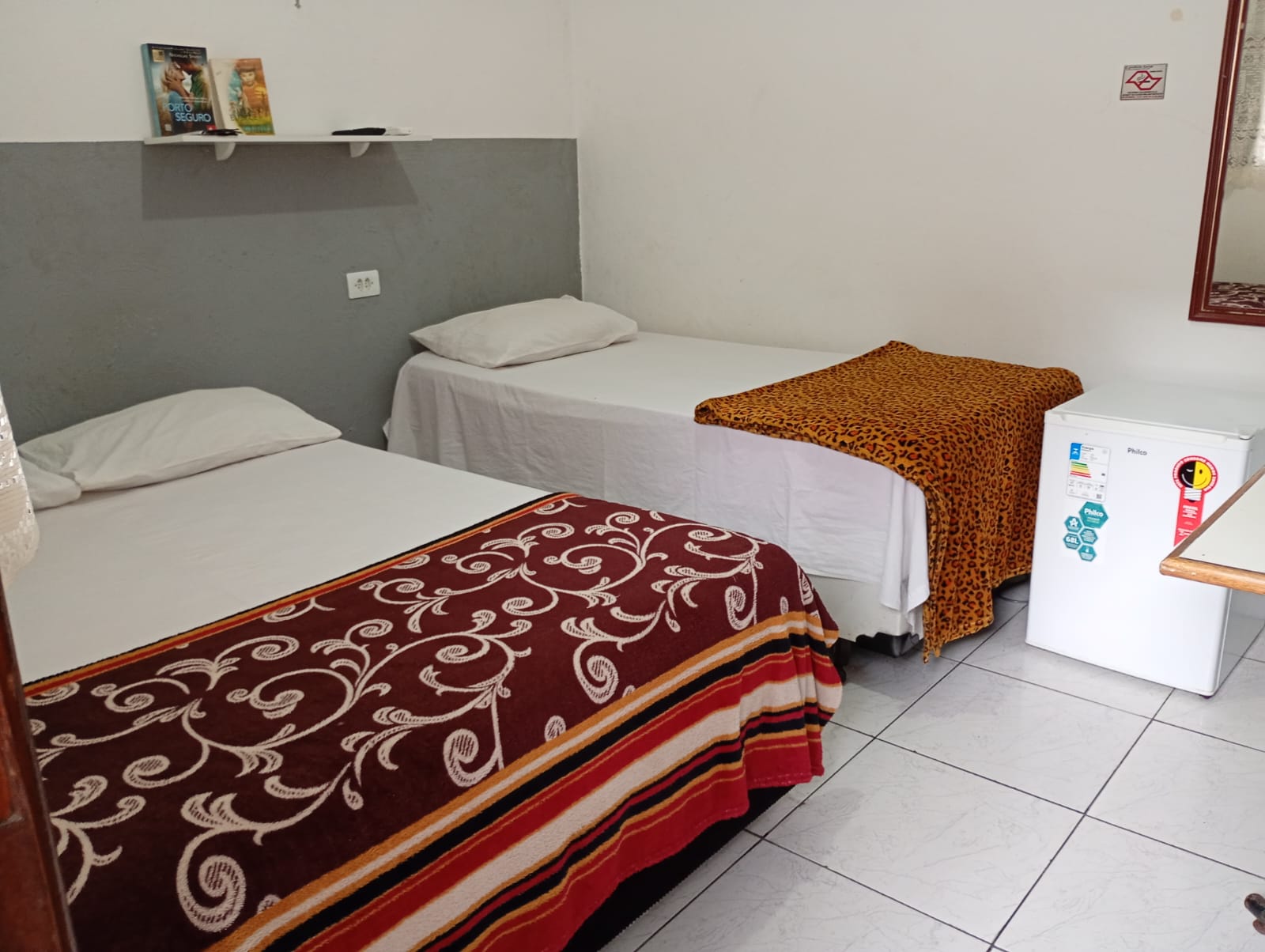 Quarto da Pousada Renê com duas camas